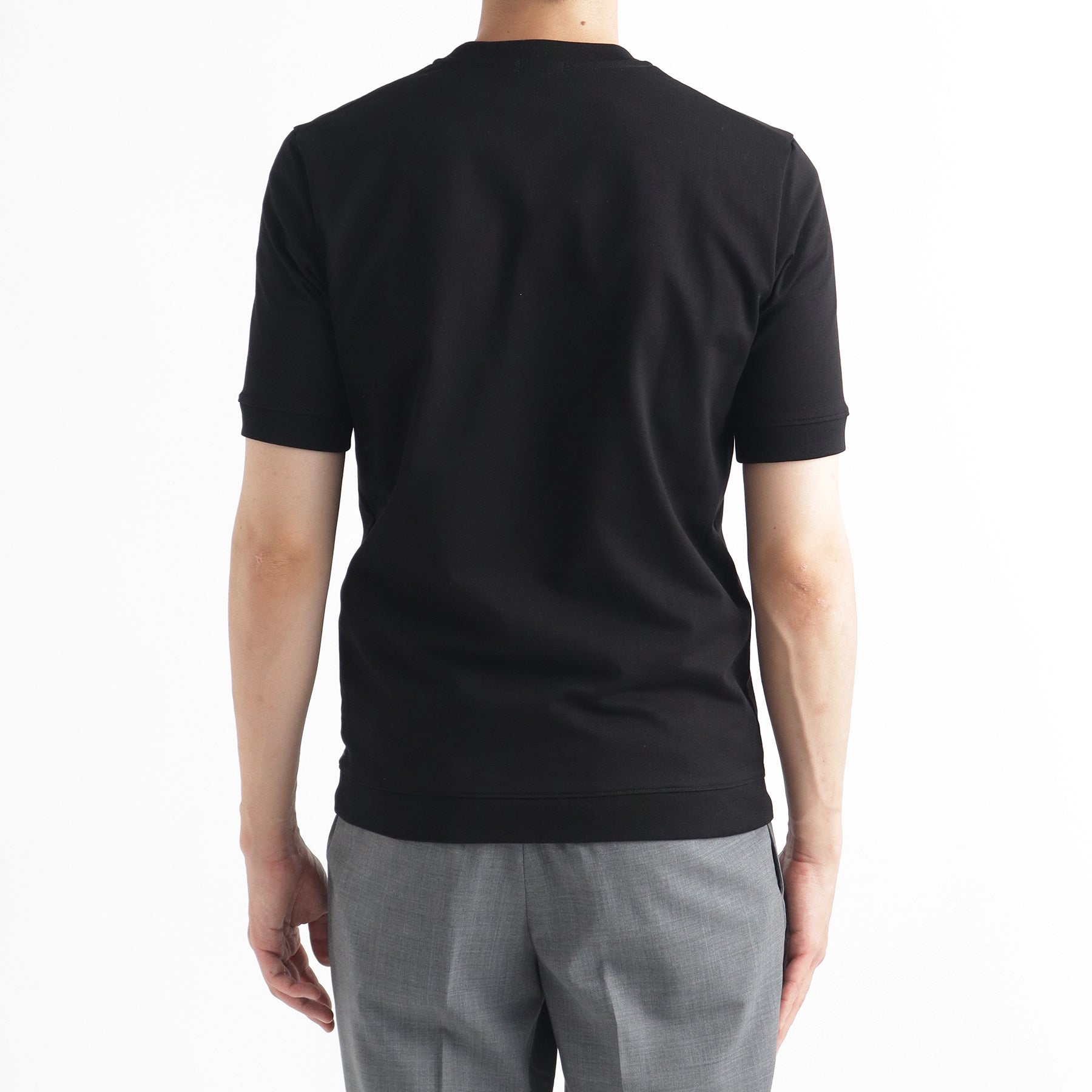 ハイブリッドコットンリブドヘムテーラードTシャツブラックの背面を写したメンズ着用画像