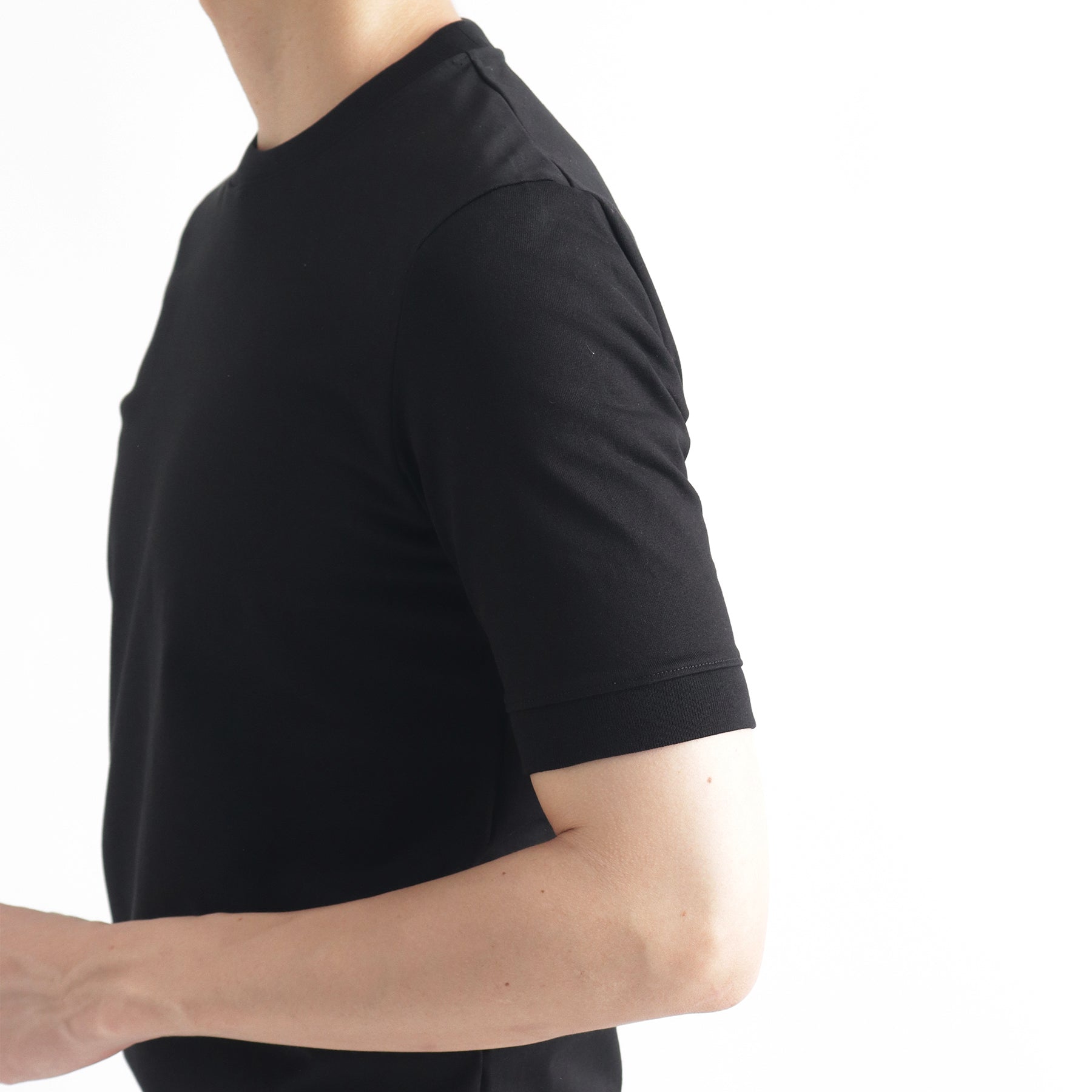 ハイブリッドコットンリブドヘムテーラードTシャツブラックの袖を写したメンズ着用画像