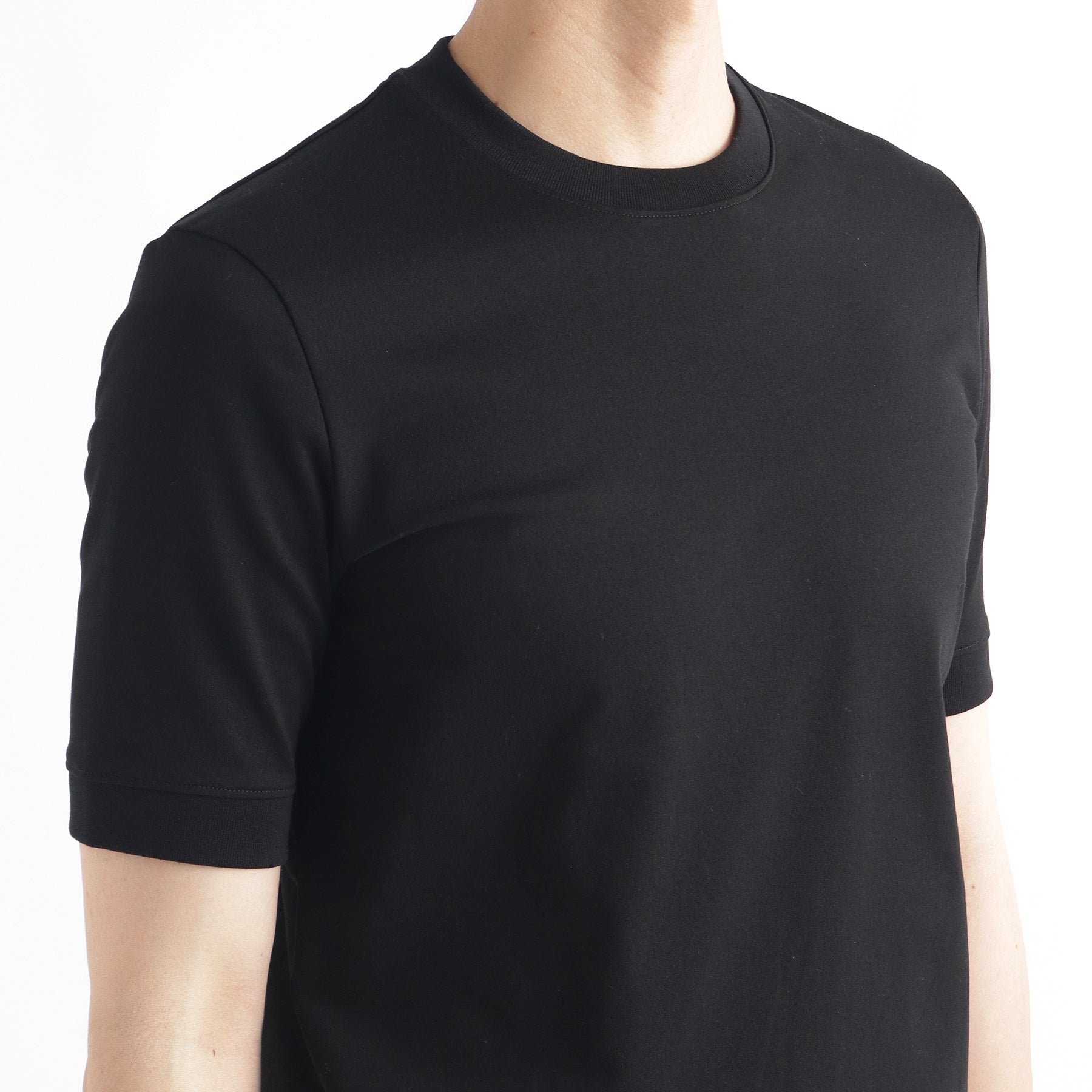 ハイブリッドコットンリブドヘムテーラードTシャツブラックの首まわりを写したメンズ着用画像