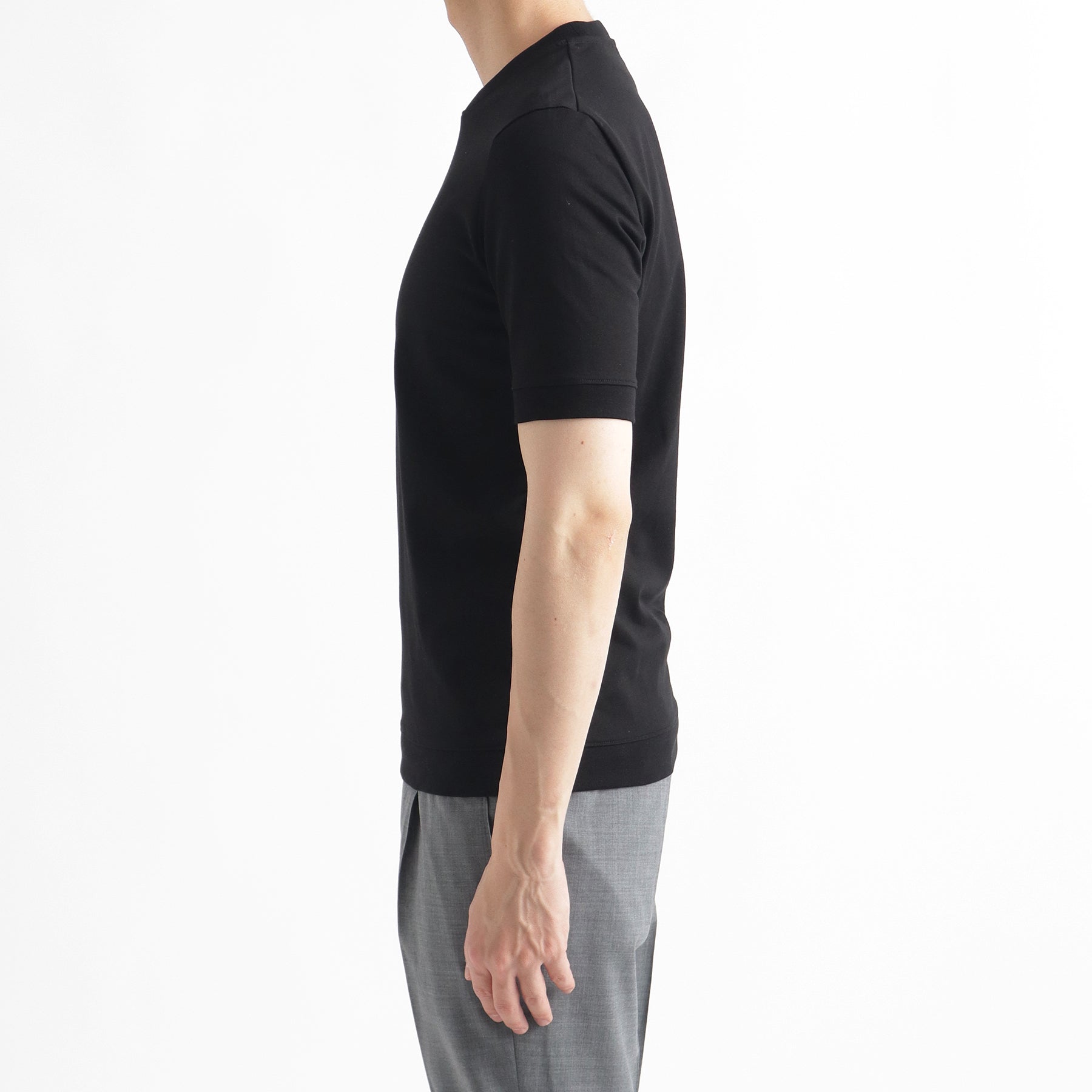 ハイブリッドコットンリブドヘムテーラードTシャツブラックの側面を写したメンズ着用画像