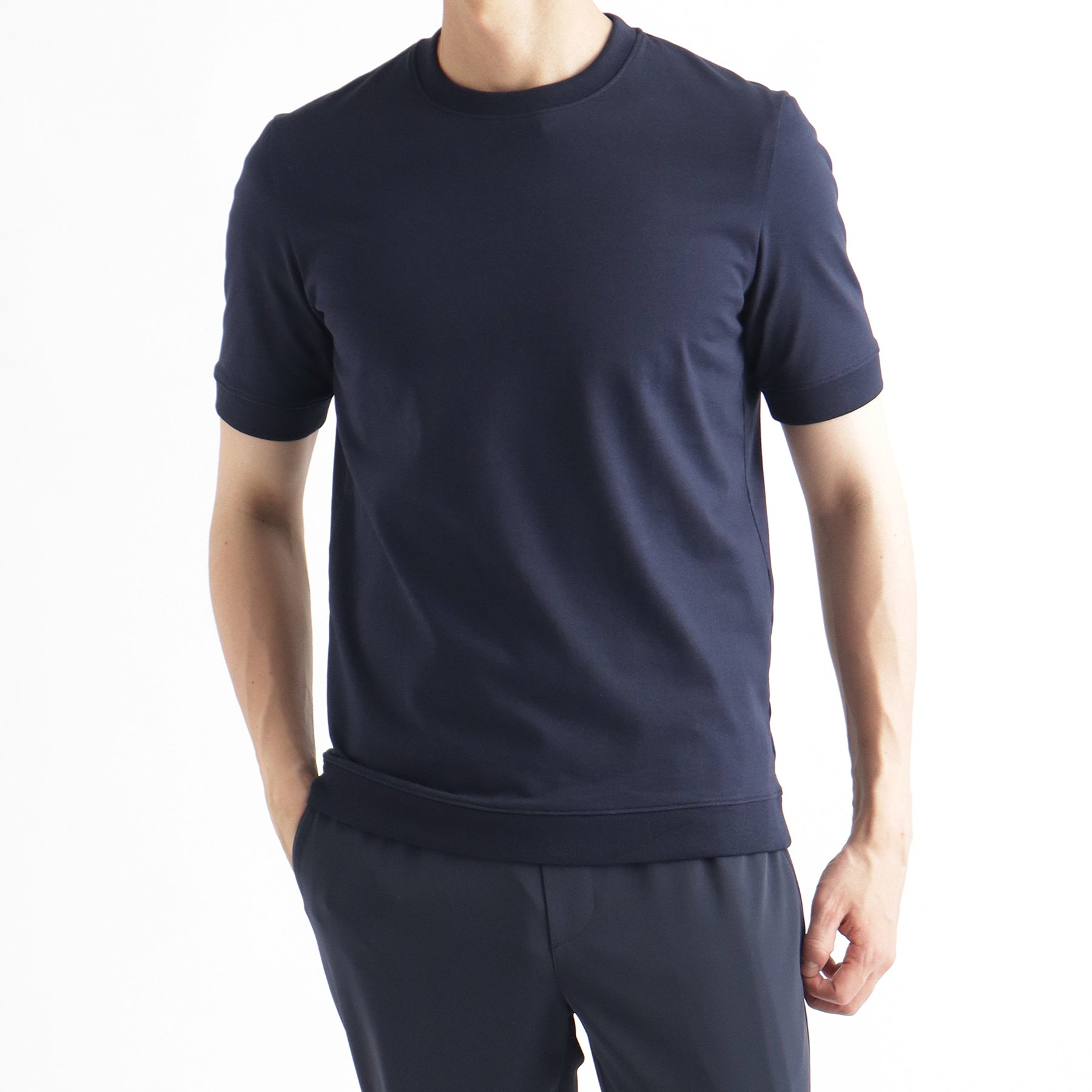 ハイブリッドコットンリブドヘムテーラードTシャツネイビーのメンズ着用画像1
