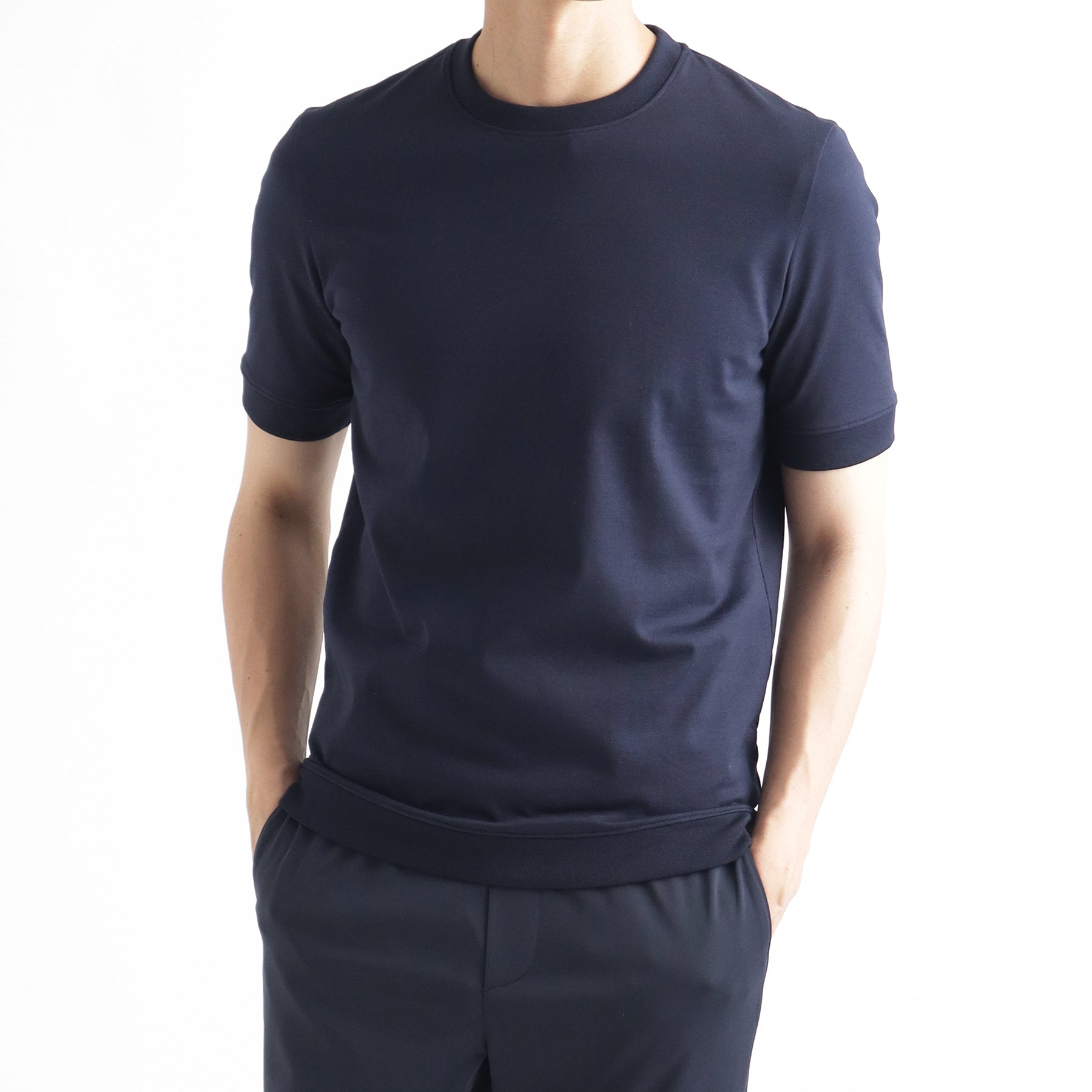 ハイブリッドコットンリブドヘムテーラードTシャツネイビーのメンズ着用画像2