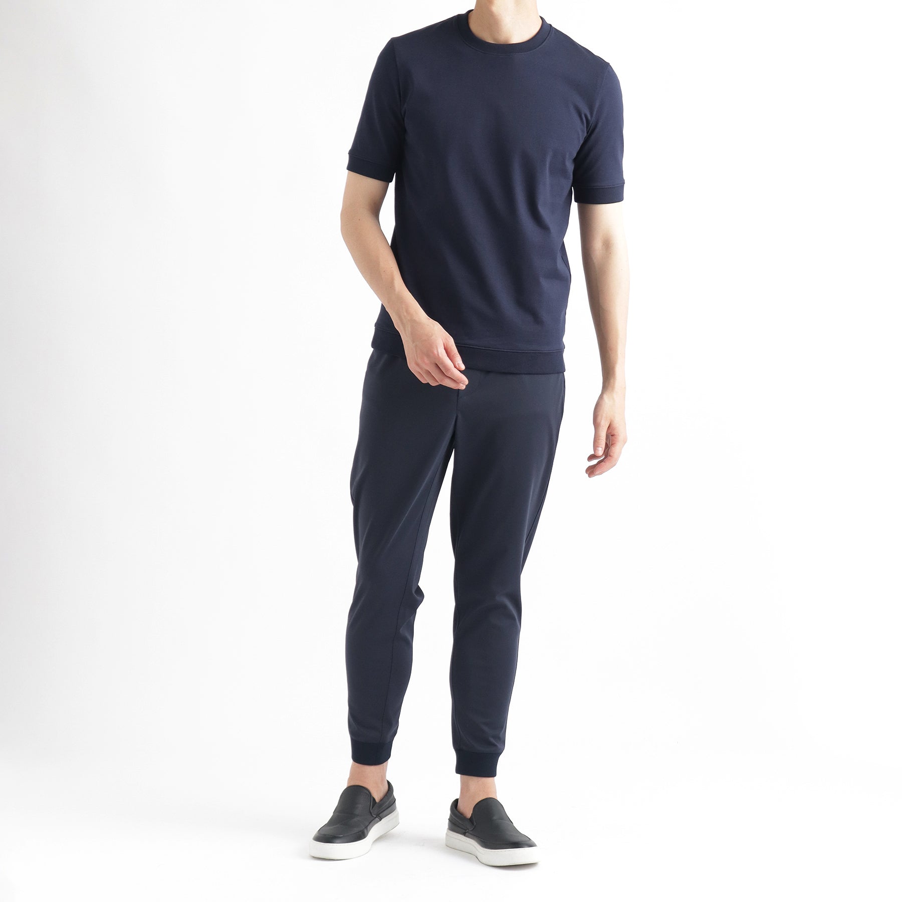 ハイブリッドコットンリブドヘムテーラードTシャツネイビーとパンツのメンズ着用画像1