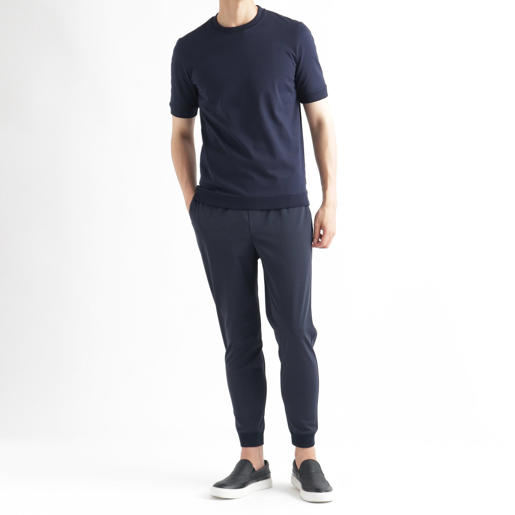 ハイブリッドコットンリブドヘムテーラードTシャツネイビーとパンツのメンズ着用画像2