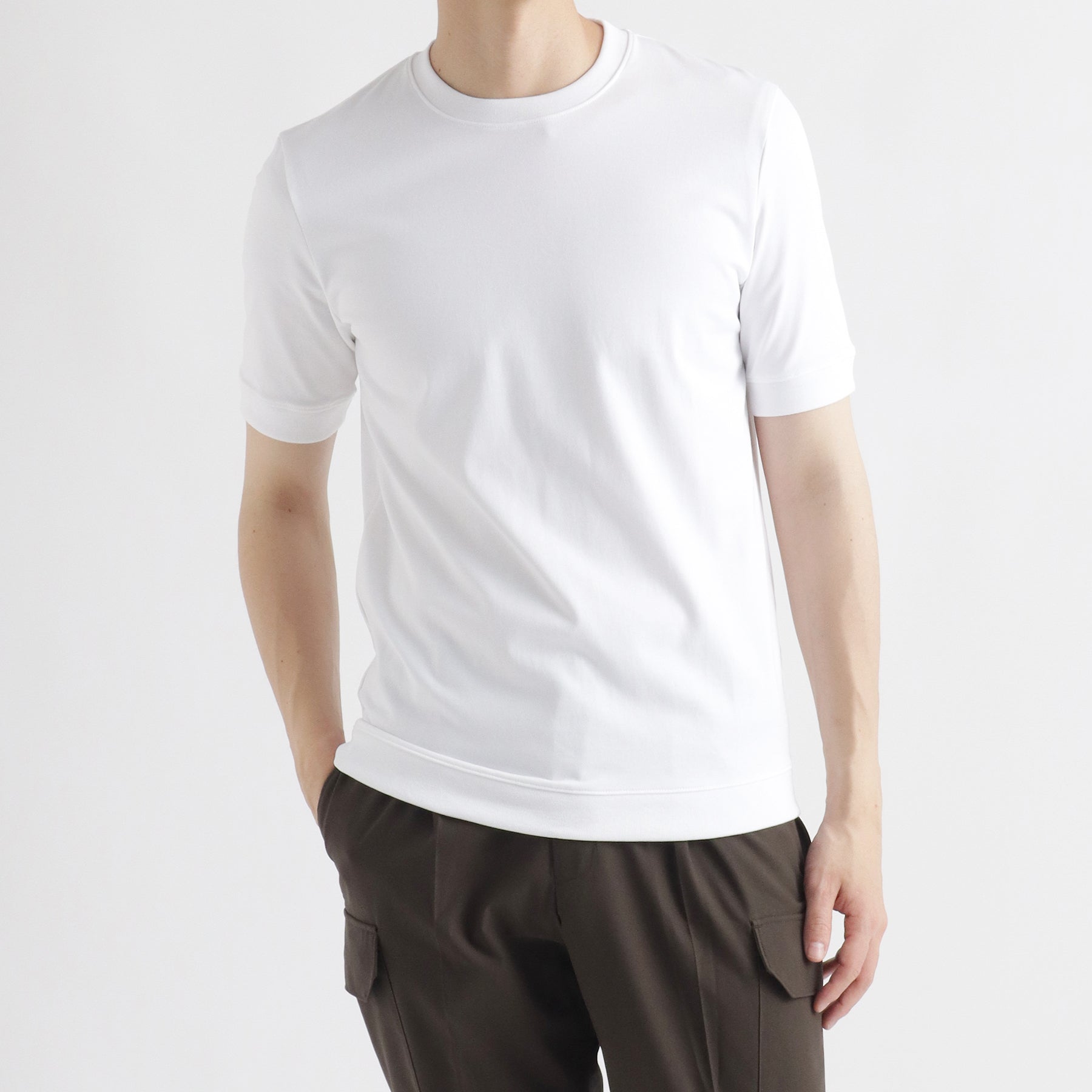 ハイブリッドコットンリブドヘムテーラードTシャツホワイトのメンズ着用画像1