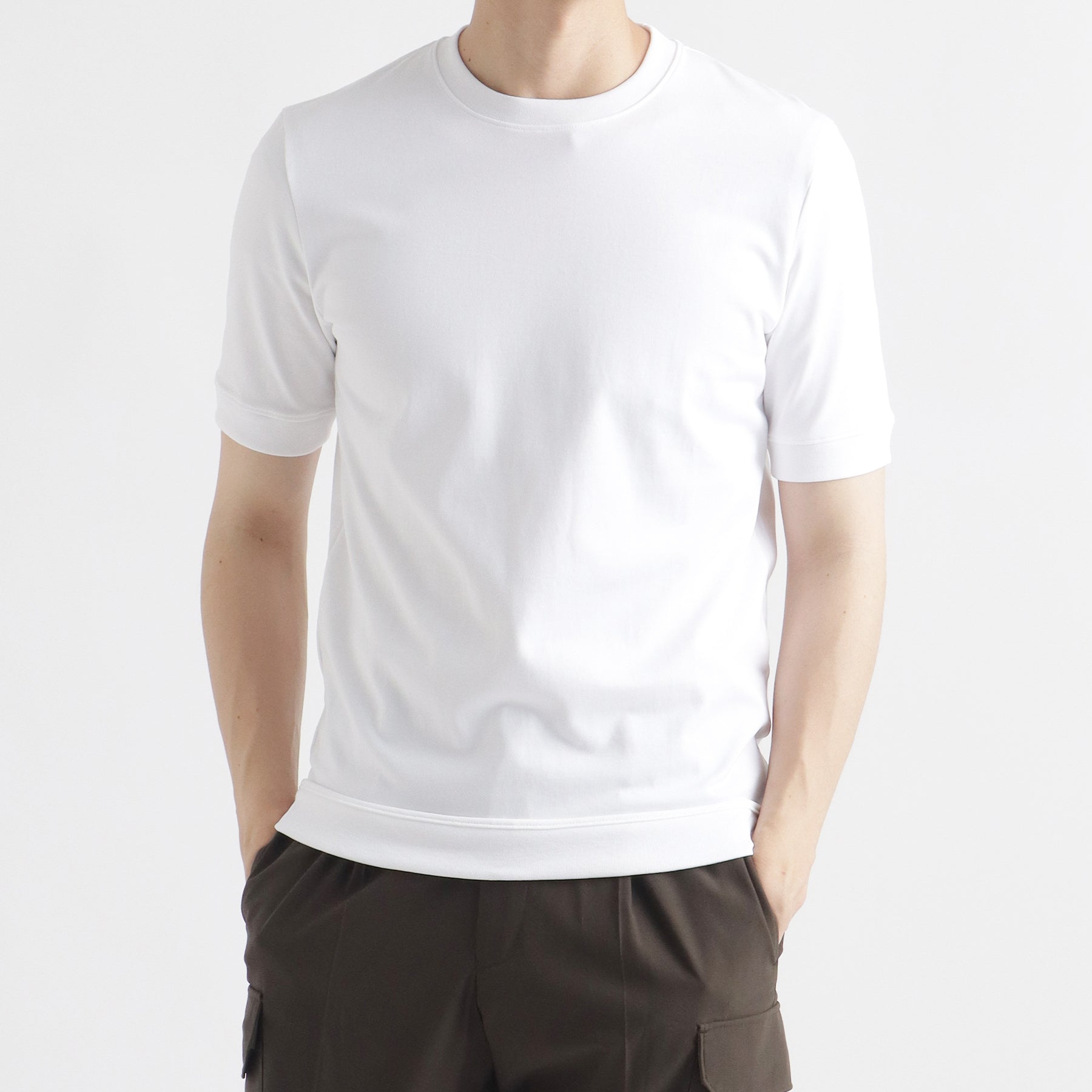 ハイブリッドコットンリブドヘムテーラードTシャツホワイトのメンズ着用画像2