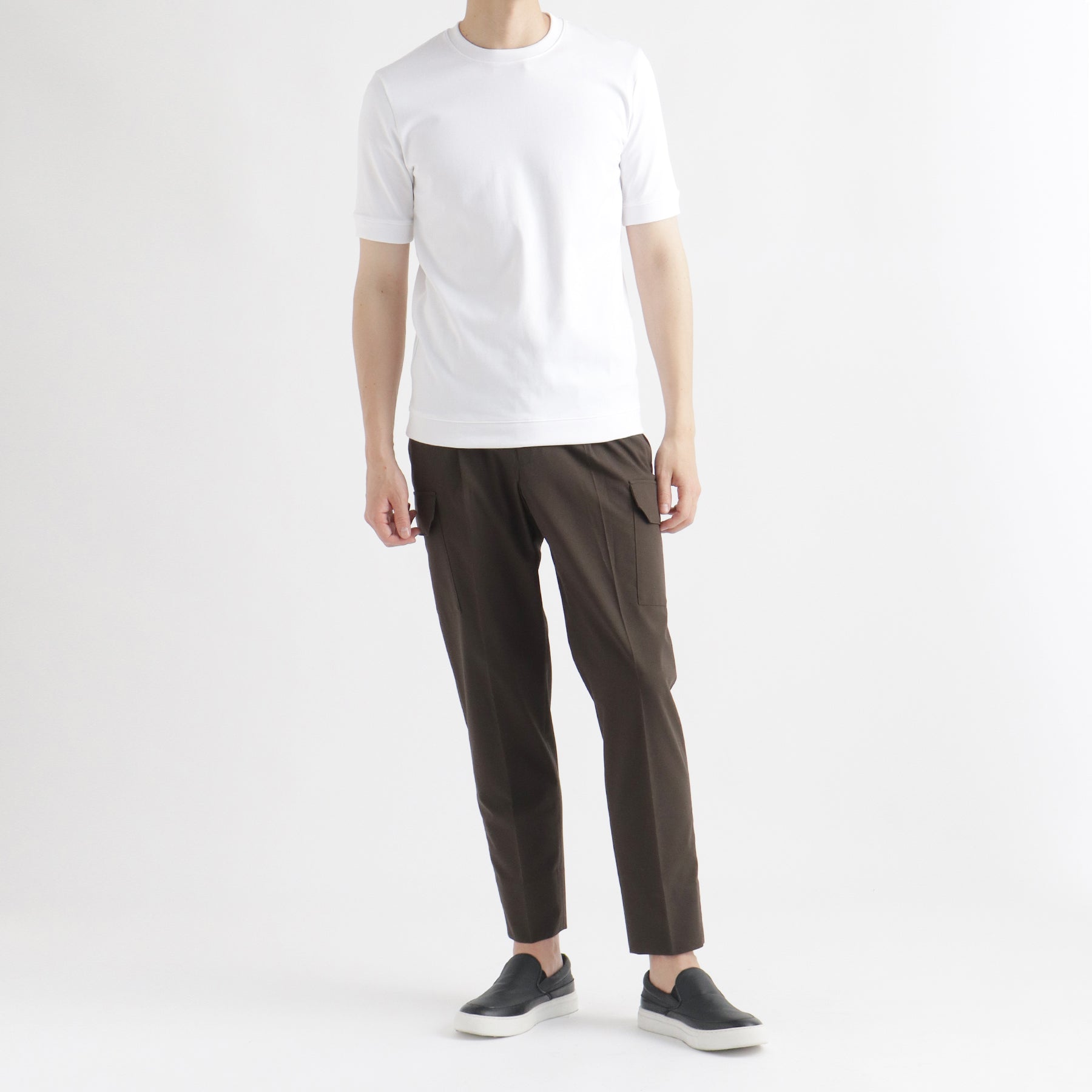 ハイブリッドコットンリブドヘムテーラードTシャツホワイトとパンツのメンズ着用画像1
