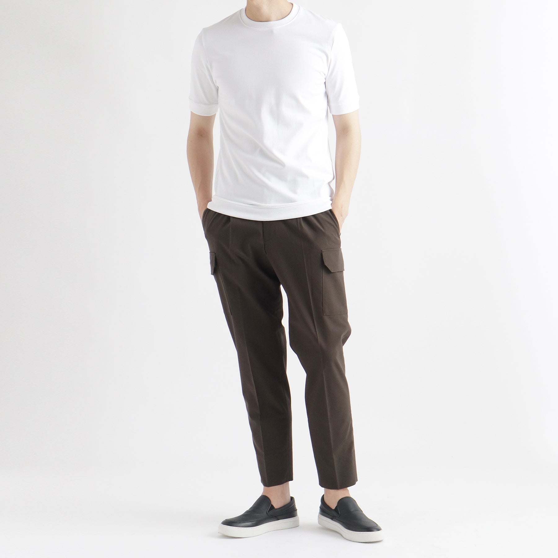 ハイブリッドコットンリブドヘムテーラードTシャツホワイトとパンツのメンズ着用画像2