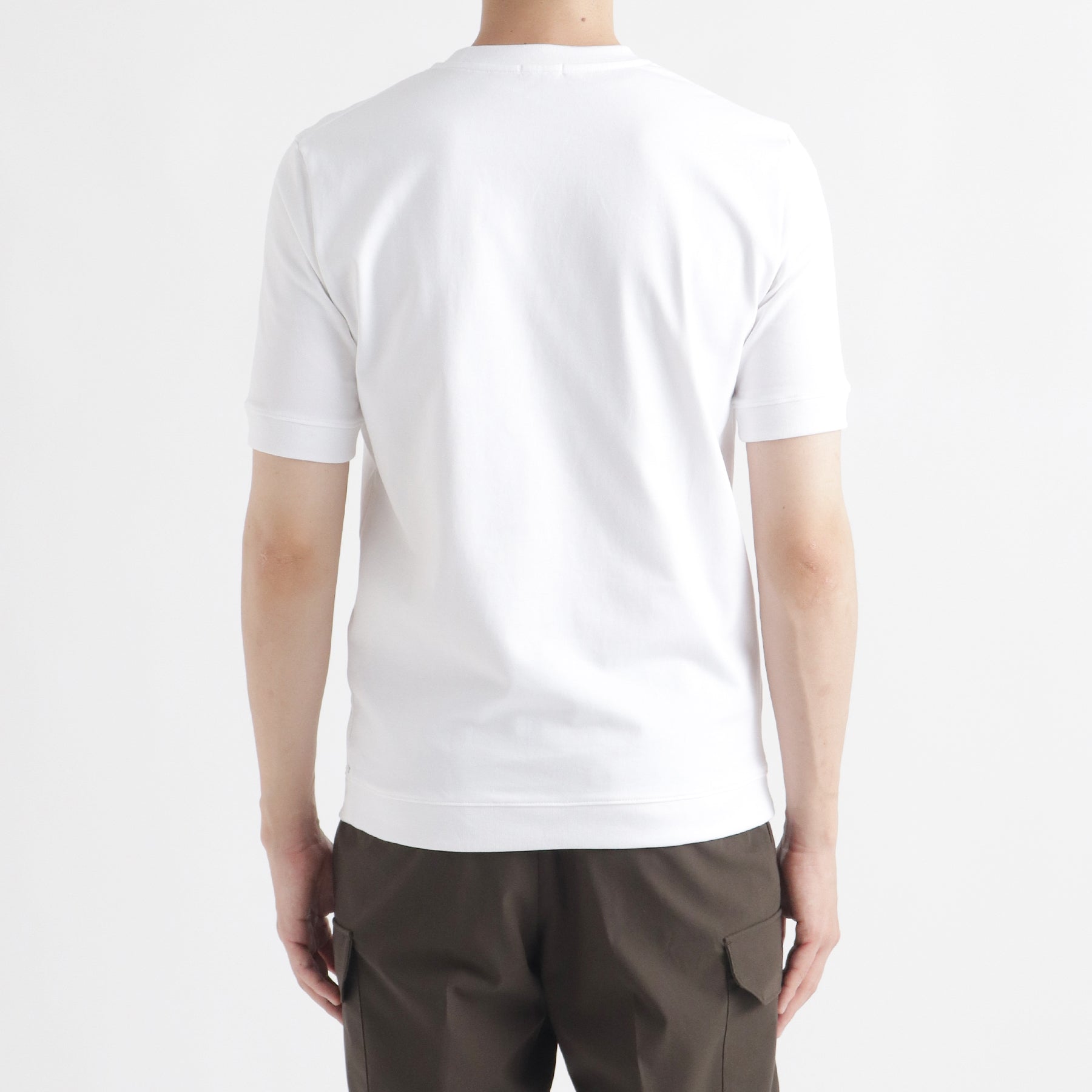 ハイブリッドコットンリブドヘムテーラードTシャツホワイトの背面を写したメンズ着用画像