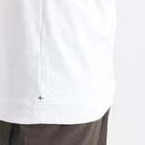 ハイブリッドコットンリブドヘムテーラードTシャツホワイトの裾を写したメンズ着用画像