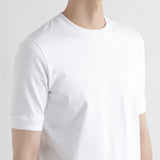 ハイブリッドコットンリブドヘムテーラードTシャツホワイトの首まわりを写したメンズ着用画像
