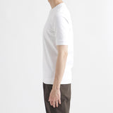 ハイブリッドコットンリブドヘムテーラードTシャツホワイトの側面を写したメンズ着用画像