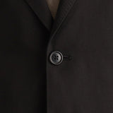 モアザンコットンジャケットブラックのボタンを写したメンズ着用画像
