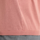 スビンプラチナムクルーネックニットフラミンゴの裾を写したメンズ着用画像