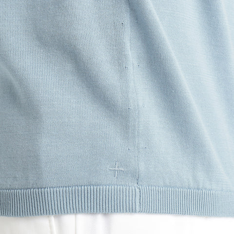 スビンプラチナムクルーネックニットアイスの裾を写したメンズ着用画像