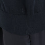 スビンプラチナムモックネックニットネイビーの裾を写したメンズ着用画像