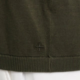 スビンプラチナムクルーネックニットオリーブの裾を写したメンズ着用画像