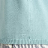 スビンプラチナムニットポロシャツシーグリーンの裾を写したメンズ着用画像