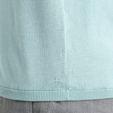 スビンプラチナム半袖ニットシーグリーンの裾を写したメンズ着用画像