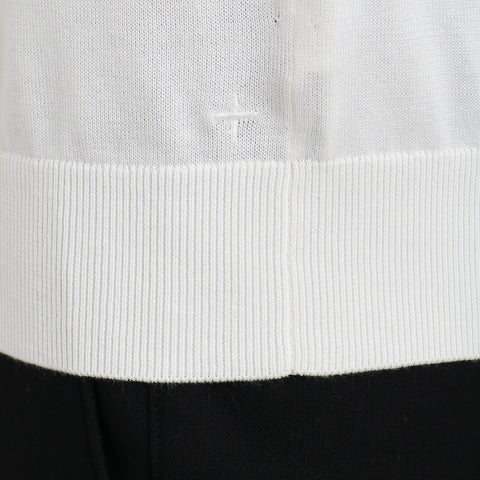 スビンプラチナムモックネックニットホワイトの裾を写したメンズ着用画像