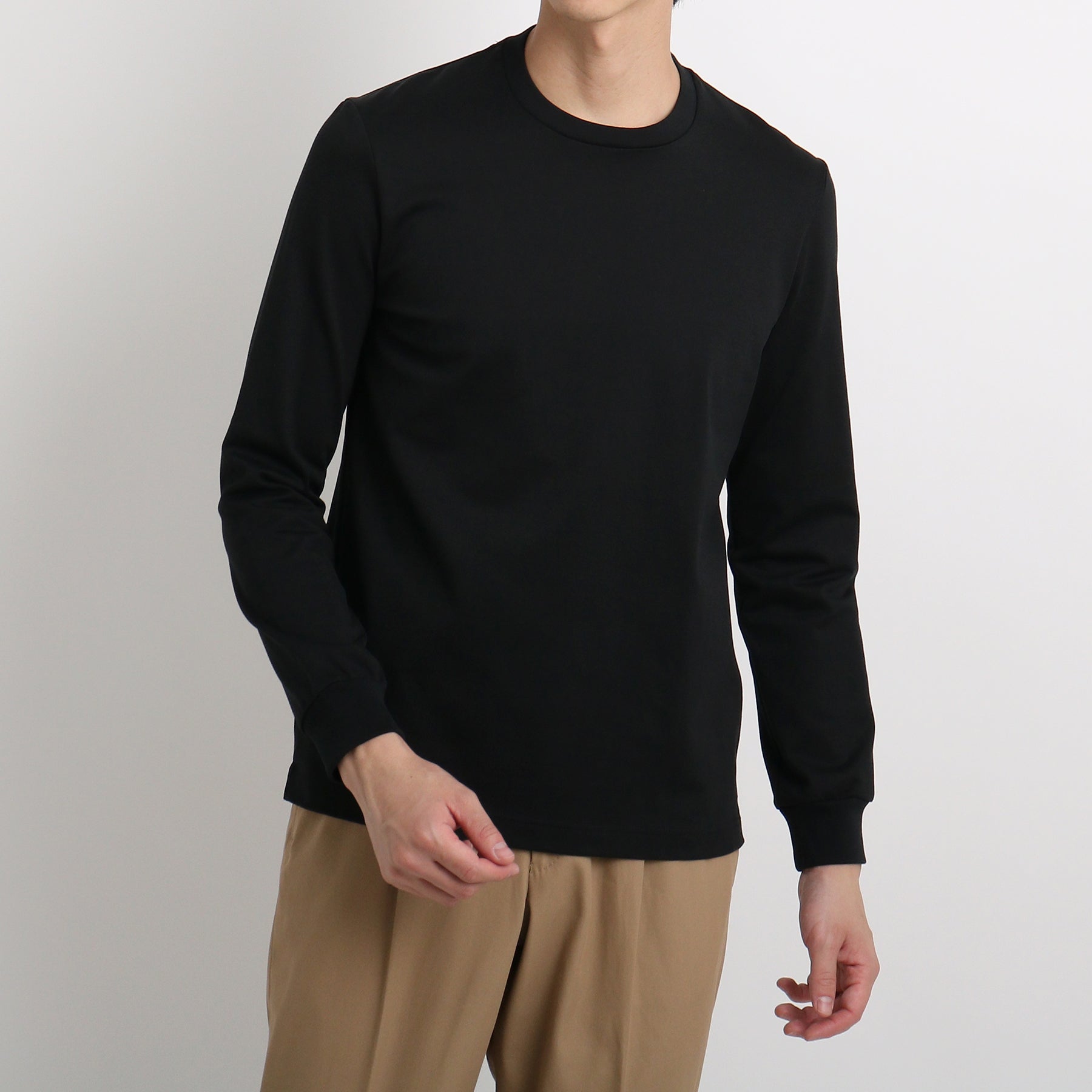 ハイブリッドコットンテーラードロングスリーブTシャツブラックのメンズ着用画像1