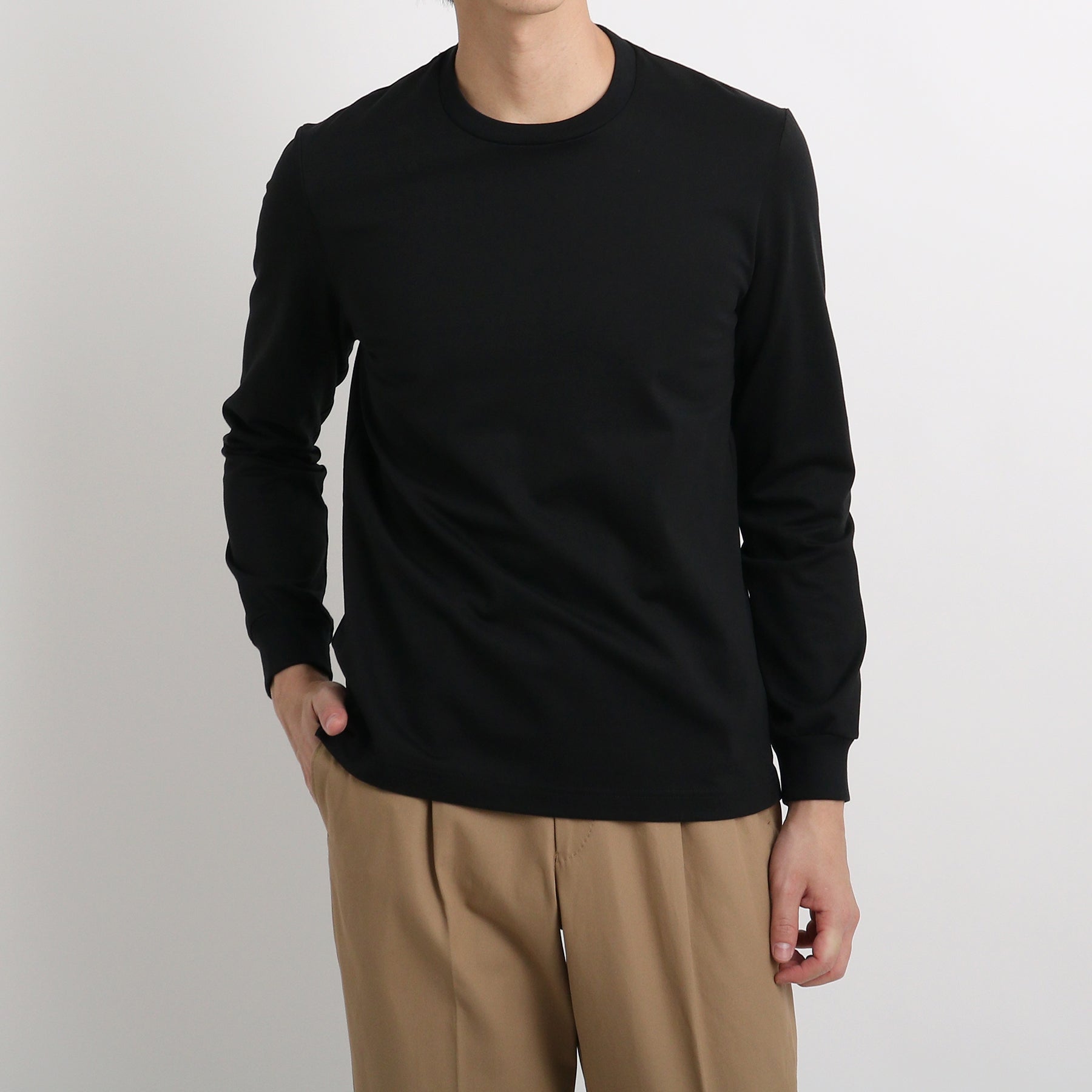 ハイブリッドコットンテーラードロングスリーブTシャツブラックのメンズ着用画像2