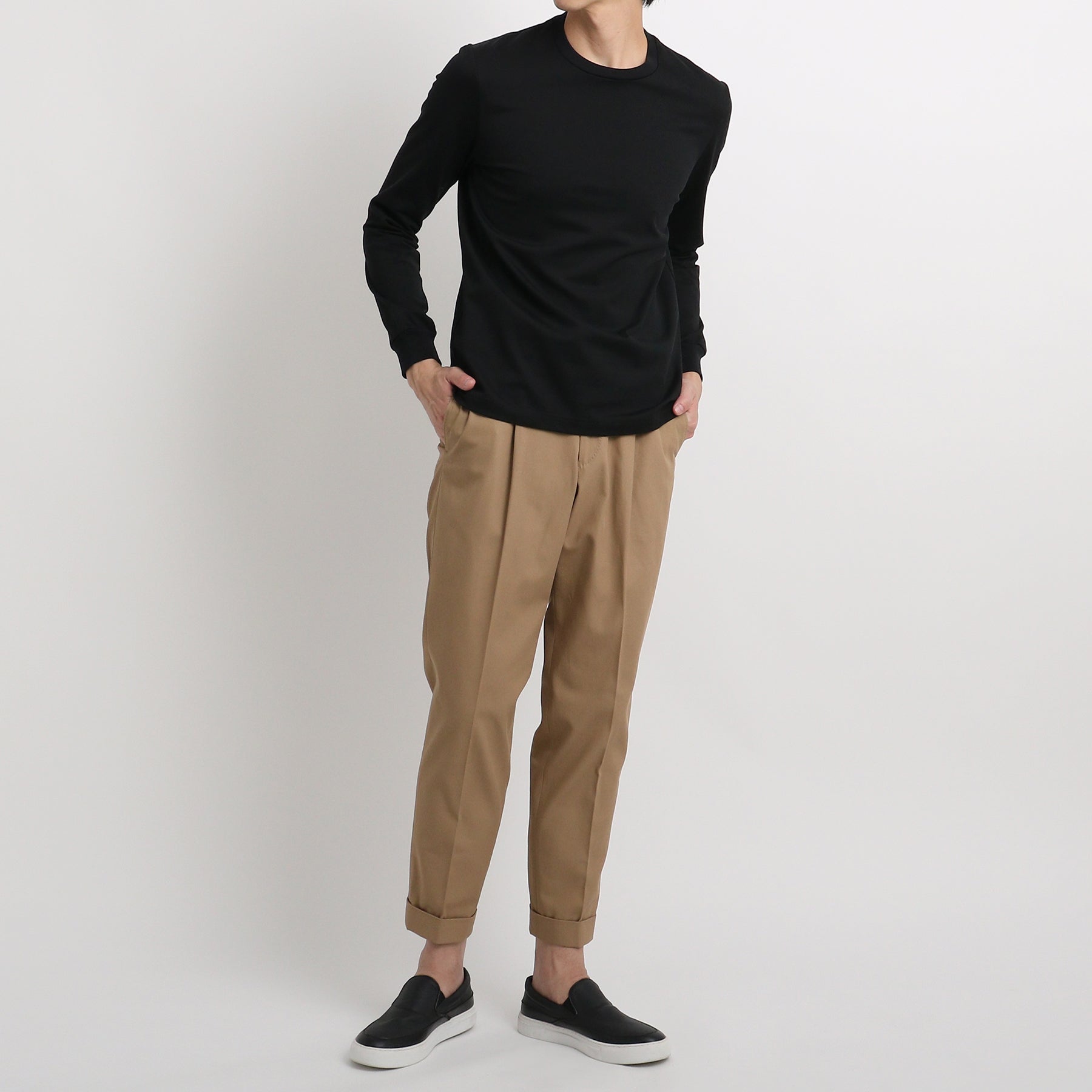 ハイブリッドコットンテーラードロングスリーブTシャツブラックとパンツのメンズ着用画像2