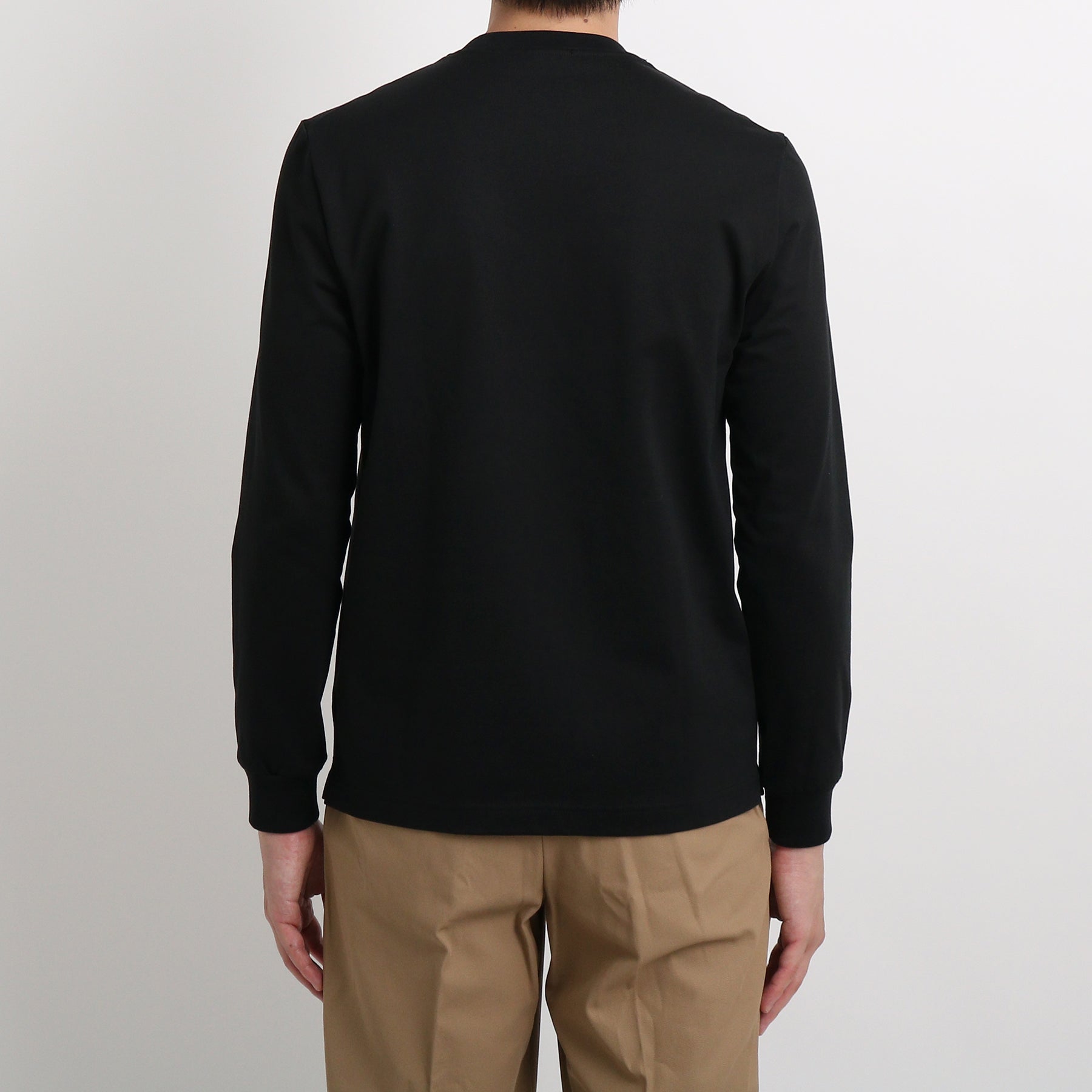 ハイブリッドコットンテーラードロングスリーブTシャツブラックの背面を写したメンズ着用画像