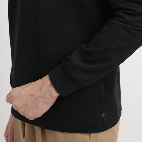 ハイブリッドコットンテーラードロングスリーブTシャツブラックの袖を写したメンズ着用画像