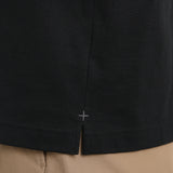 ハイブリッドコットンテーラードロングスリーブTシャツブラックの裾を写したメンズ着用画像
