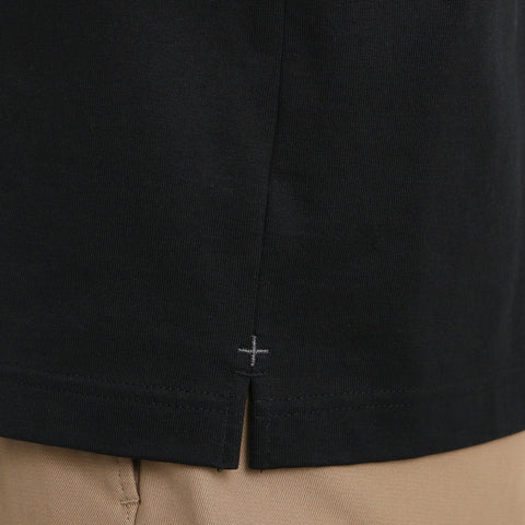 ハイブリッドコットンテーラードロングスリーブTシャツブラックの裾を写したメンズ着用画像