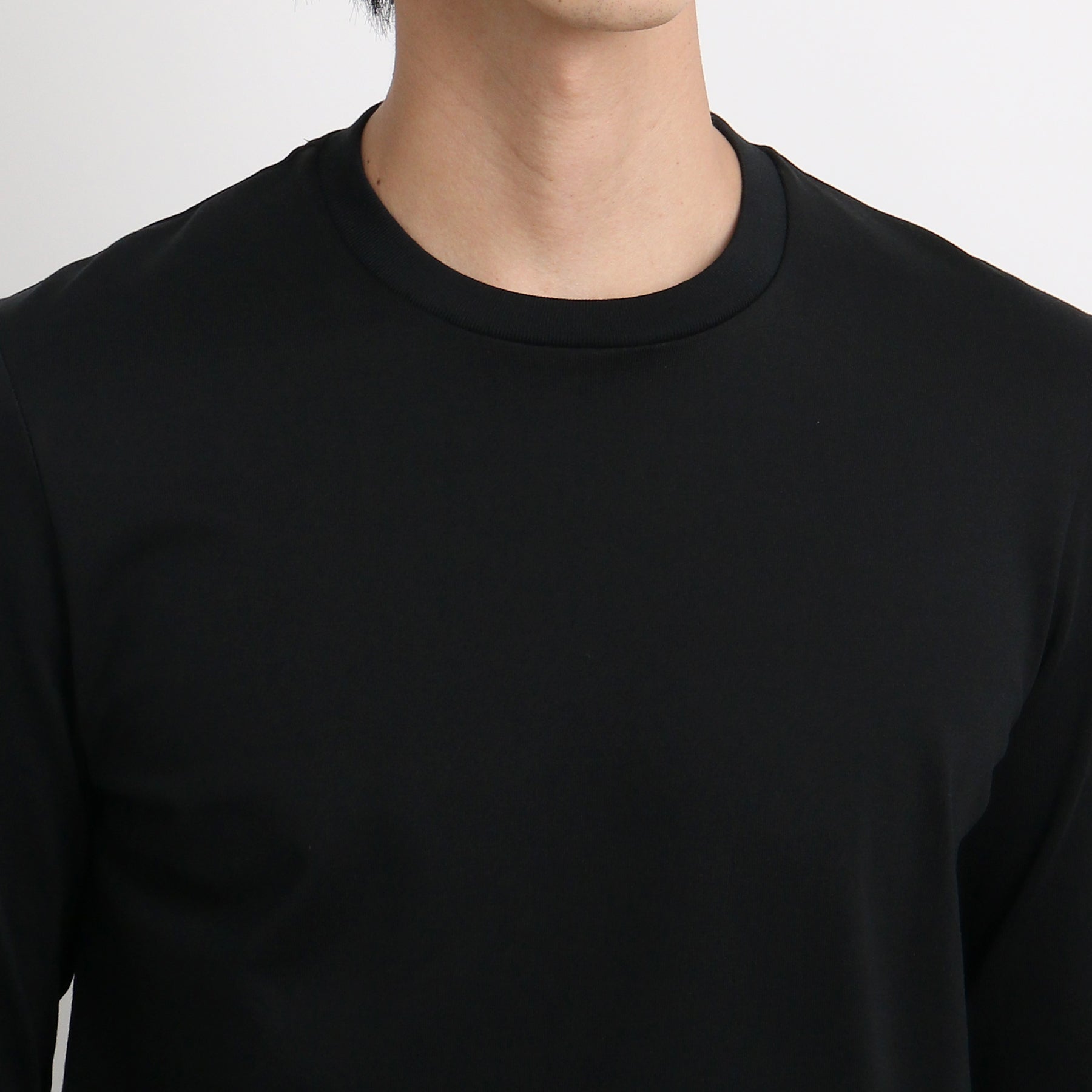 ハイブリッドコットンテーラードロングスリーブTシャツブラックの首まわりを写したメンズ着用画像