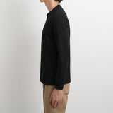 ハイブリッドコットンテーラードロングスリーブTシャツブラックの側面を写したメンズ着用画像