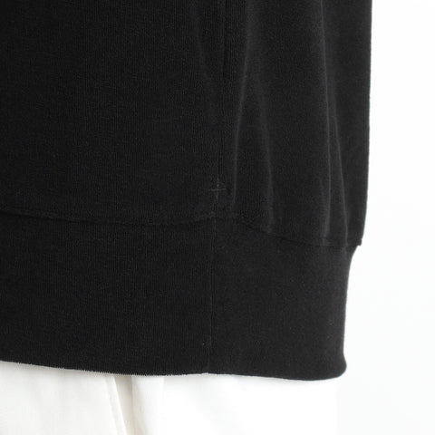 スビンプラチナムマイクロパイルロンTブラックの裾を写したメンズ着用画像