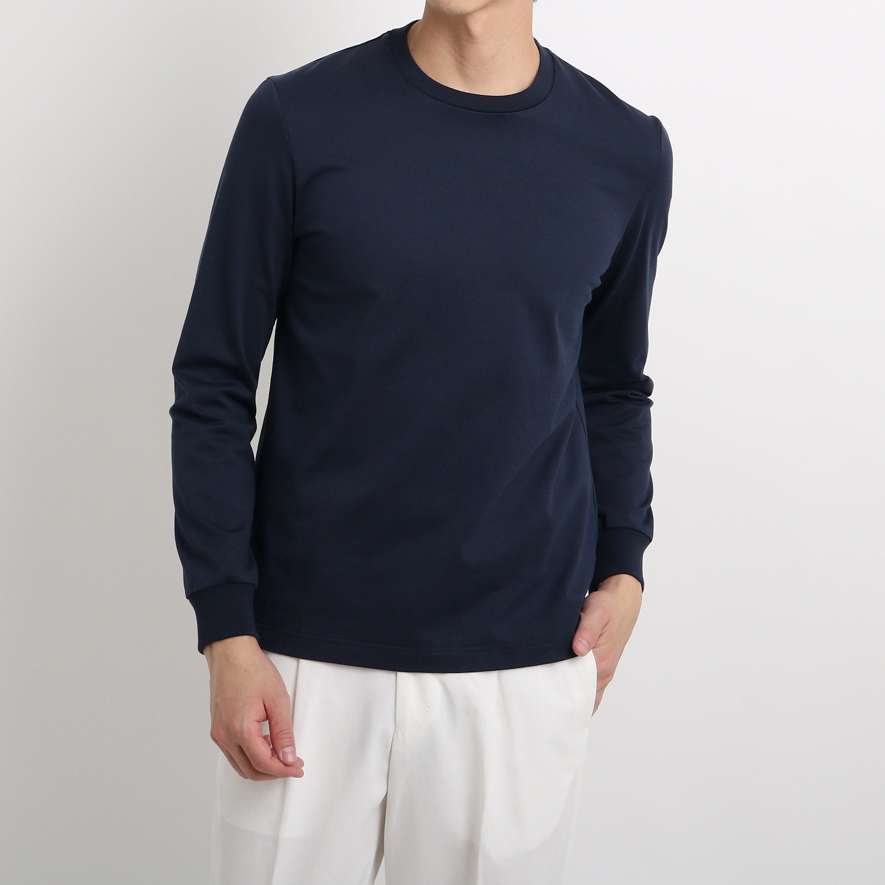 ハイブリッドコットンテーラードロングスリーブTシャツネイビーのメンズ着用画像1