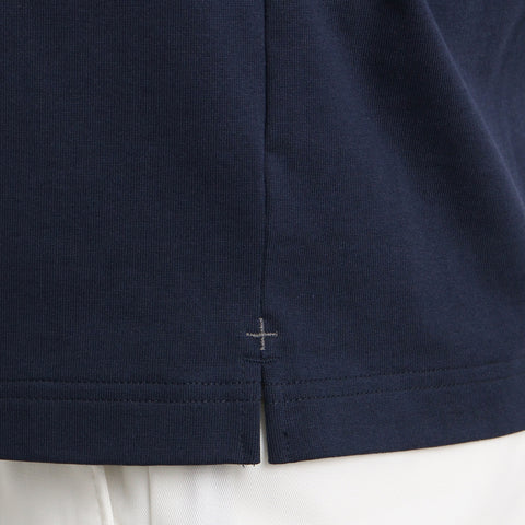 ハイブリッドコットンテーラードロングスリーブTシャツネイビーの裾を写したメンズ着用画像