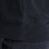 スビンプラチナムマイクロパイルロンTネイビーの裾を写したメンズ着用画像