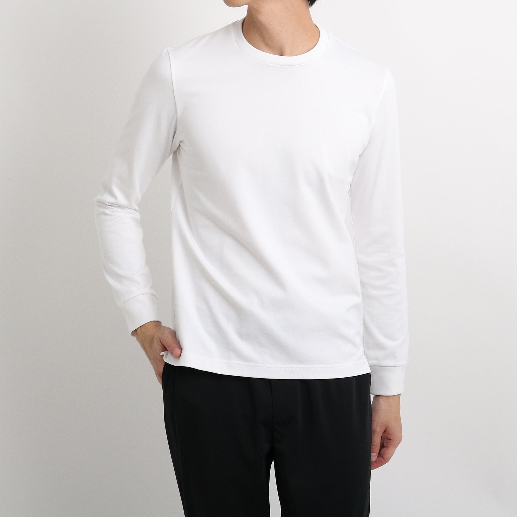 ハイブリッドコットンテーラードロングスリーブTシャツホワイトのメンズ着用画像2