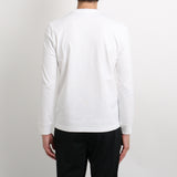 ハイブリッドコットンテーラードロングスリーブTシャツホワイトの背面を写したメンズ着用画像