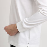 ハイブリッドコットンテーラードロングスリーブTシャツホワイトの袖を写したメンズ着用画像
