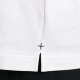 ハイブリッドコットンテーラードロングスリーブTシャツホワイトの裾を写したメンズ着用画像