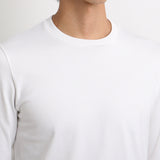 ハイブリッドコットンテーラードロングスリーブTシャツホワイトの首まわりを写したメンズ着用画像