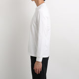 ハイブリッドコットンテーラードロングスリーブTシャツホワイトの側面を写したメンズ着用画像
