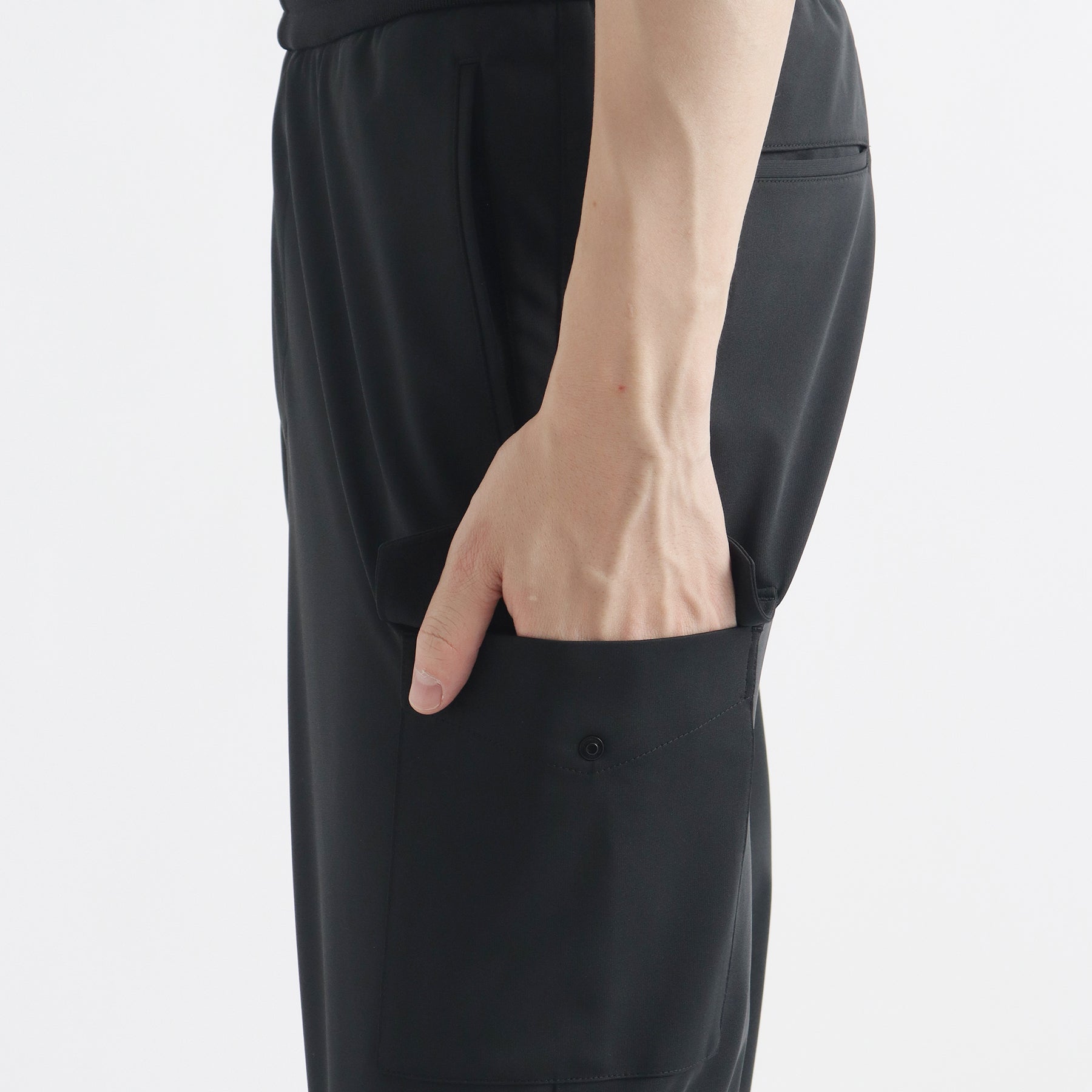 マットツイストカーゴジョガーパンツブラックの横ポケットを写したメンズ着用画像