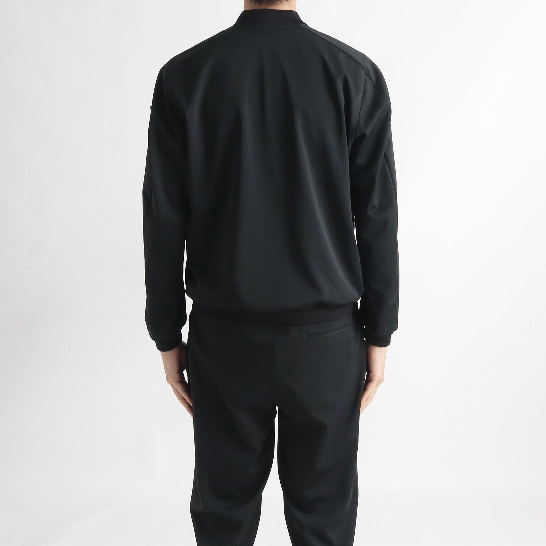 マットツイストMA-1ブラックの背面を写したメンズ着用画像