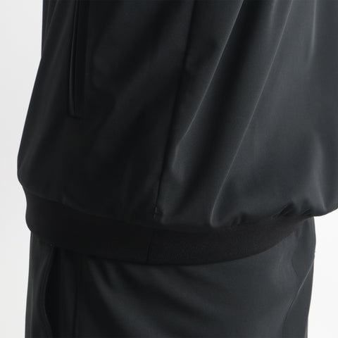 マットツイストMA-1ブラックの裾回りリブ部分を写したメンズ着用画像