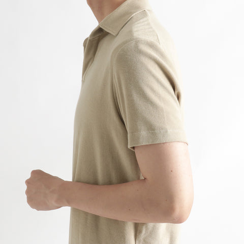 スビンプラチナムマイクロパイルスキッパーシャツトープの袖を写したメンズ着用画像