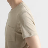 スビンプラチナムマイクロパイルTシャツトープの袖を写したメンズ着用画像