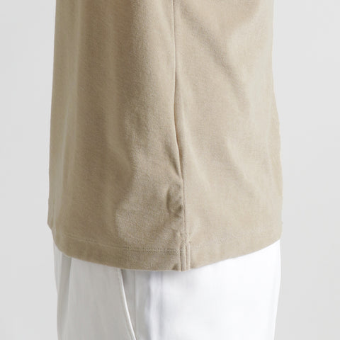 スビンプラチナムマイクロパイルTシャツトープの裾を写したメンズ着用画像