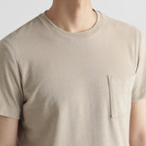 スビンプラチナムマイクロパイルTシャツトープの首まわりを写したメンズ着用画像